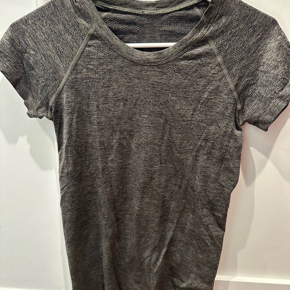 Lululemon Swiftly Tech Short Sleeve (regular length) size 6